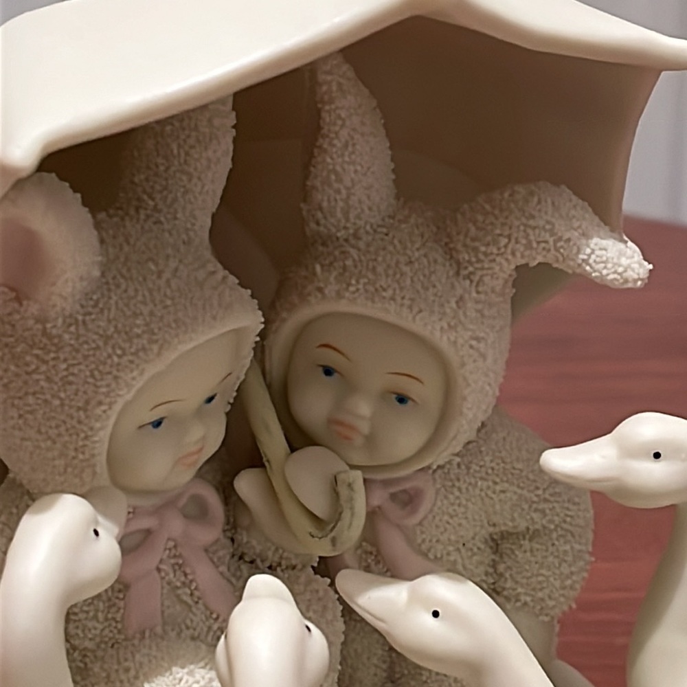 Snowbabies, bisque porcelain figurine, “Rain, Rain, Go Away” - Picture 10 of 12